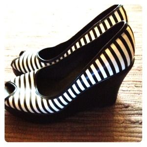 Retro black and white wedge size 9