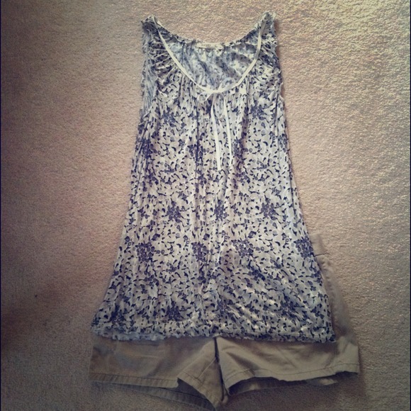 ⚓ SOLD In Bundle ⚓ Black/White/Khaki Old Navy Top