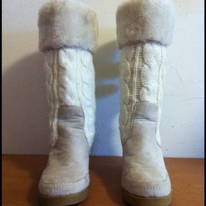 American Eagle winter white boots 8-1/2- TRADED