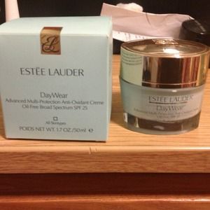 Estée Lauder DayWear SPF 25 NWT