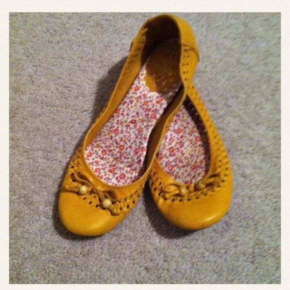 Mustard yellow flats 7.5