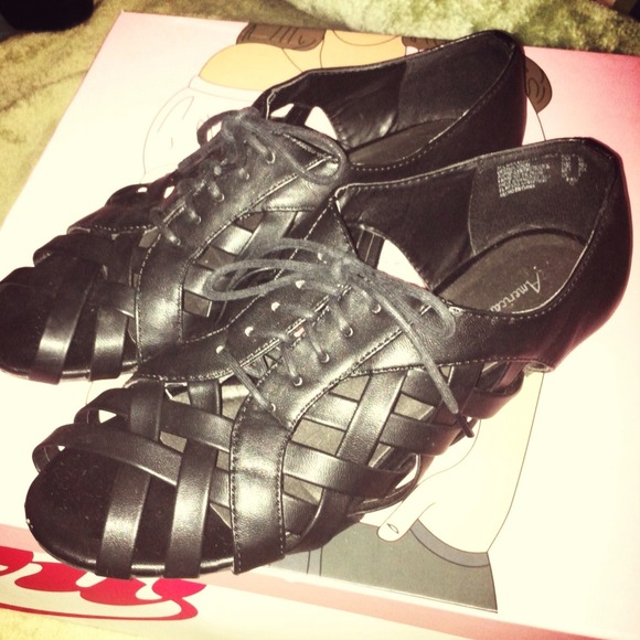 💢REDUCED💢 American Eagle Strappy Sandals/Flats.