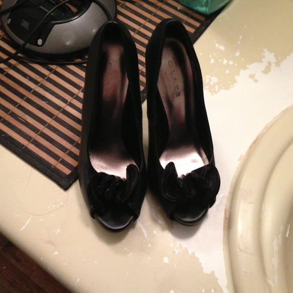 Black high heel - Picture 2 of 3