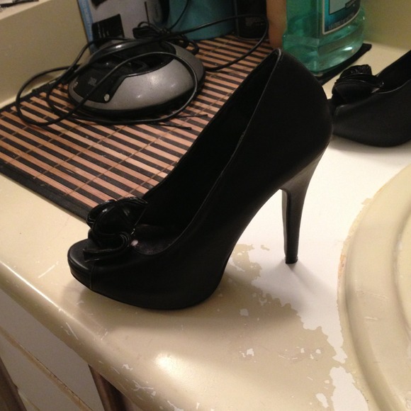 Black high heel - Picture 3 of 3