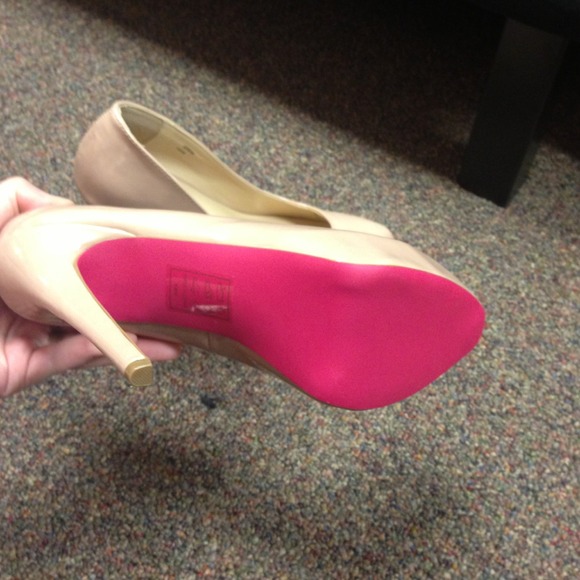 Size 8 1/2 nude pumps! - Picture 2 of 2