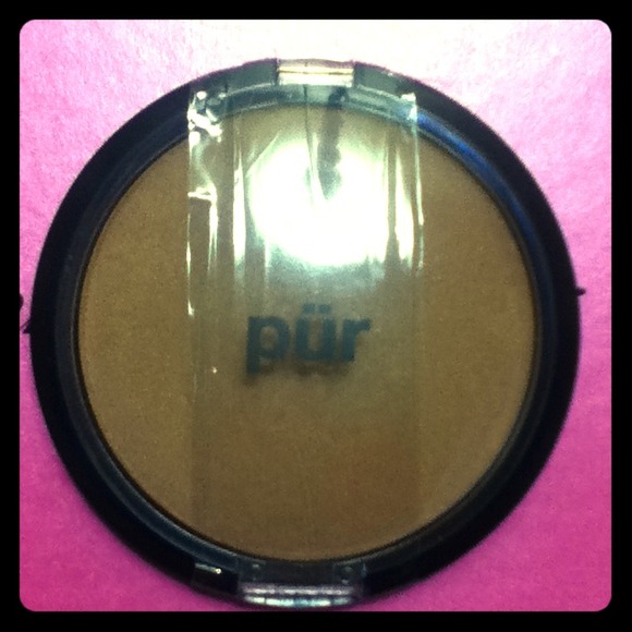 All over glow for face and body compact bronzer