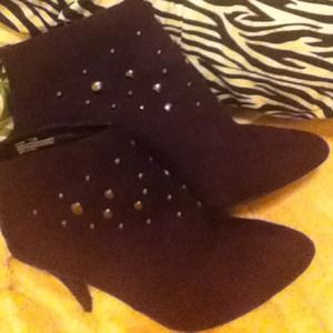 Purple studed suede ankle boot heels size 11W
