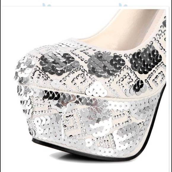 KVOLL Pumps - Picture 4 of 4