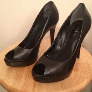 Hold...Blk ALDO high heels. 4 1/2" heelHold