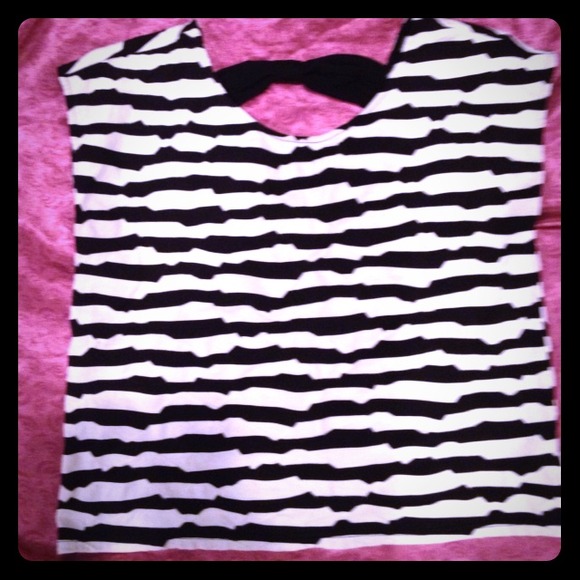 💢Sold💢Fabulous striped top with bow