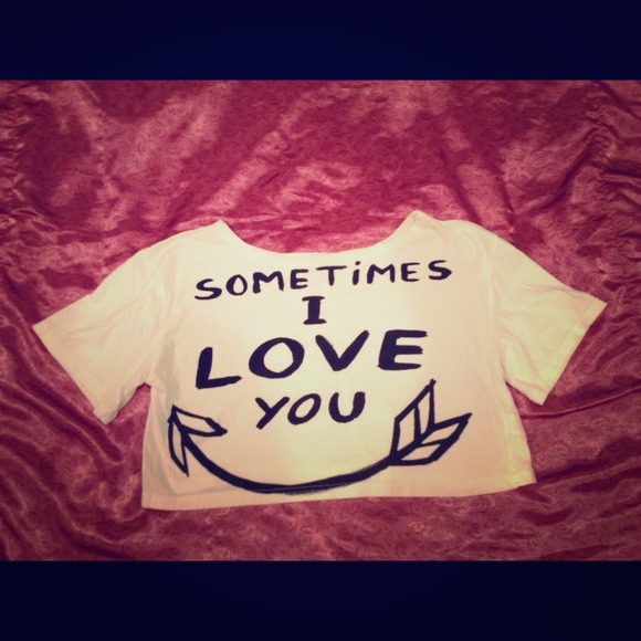 💢SOLD💢Cute cropped Tee!