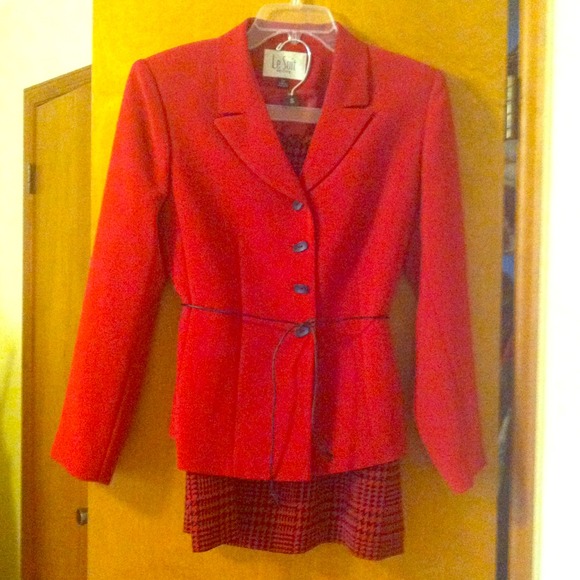 REDUCED. Lovely red jacket and skirt - Picture 1 of 4
