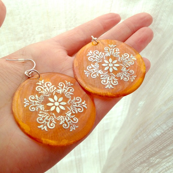 Avon Silvertone Motif Disc Earrings