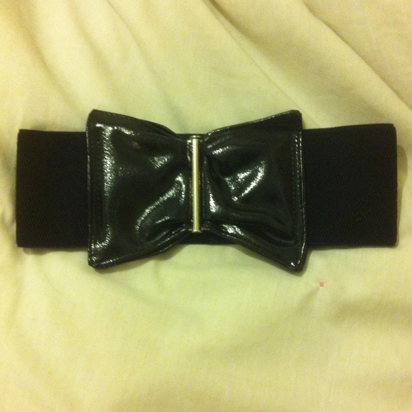 Shiny, black bow elastic belt.