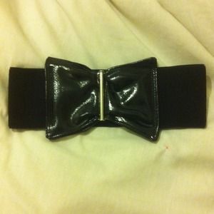 Shiny, black bow elastic belt.