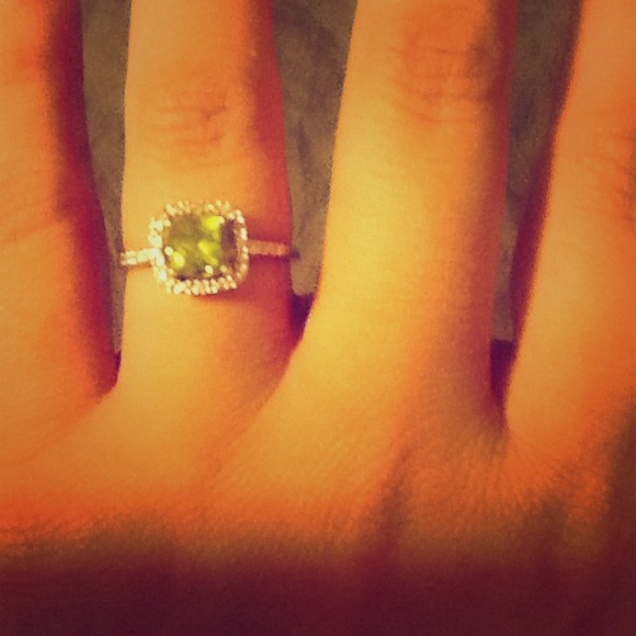 Peridot and diamond yellow gold ring size 7