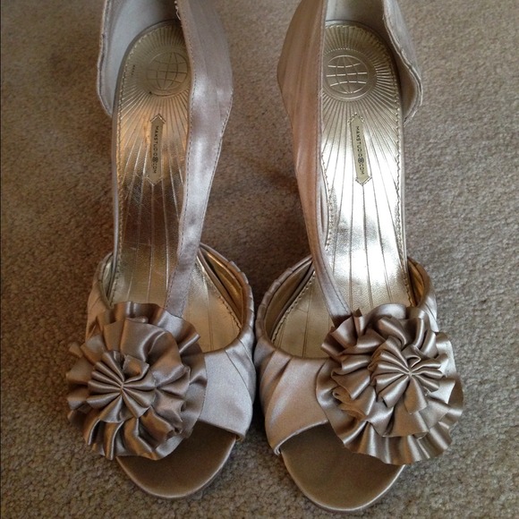 REDUCED!! Maxstudio BCBG pumps! - Picture 2 of 4