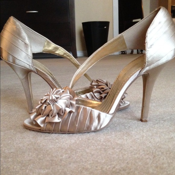 REDUCED!! Maxstudio BCBG pumps! - Picture 3 of 4