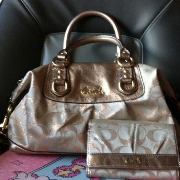 🚫Sold to ceegeekay🚫 coach purse and wallet