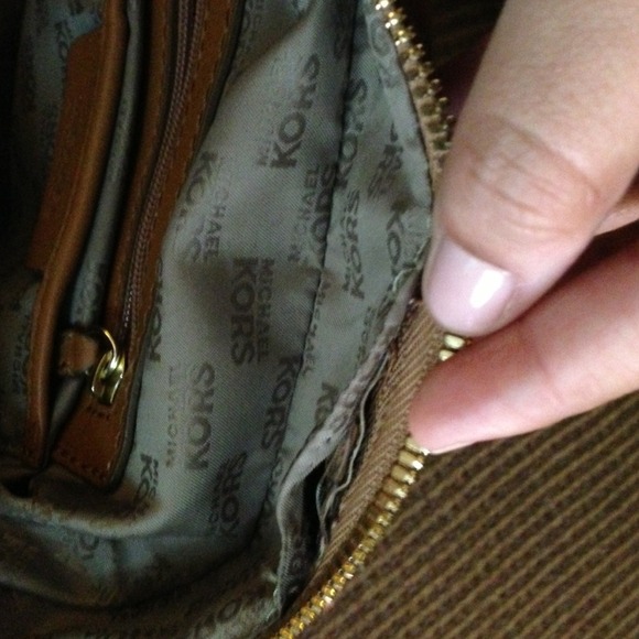 SOLD!!!!Micheal Kors bag. - Picture 4 of 4