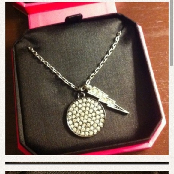 SOLD❤💭💌 IN BUNDLE JUICY COUTURE!! Paved circle
