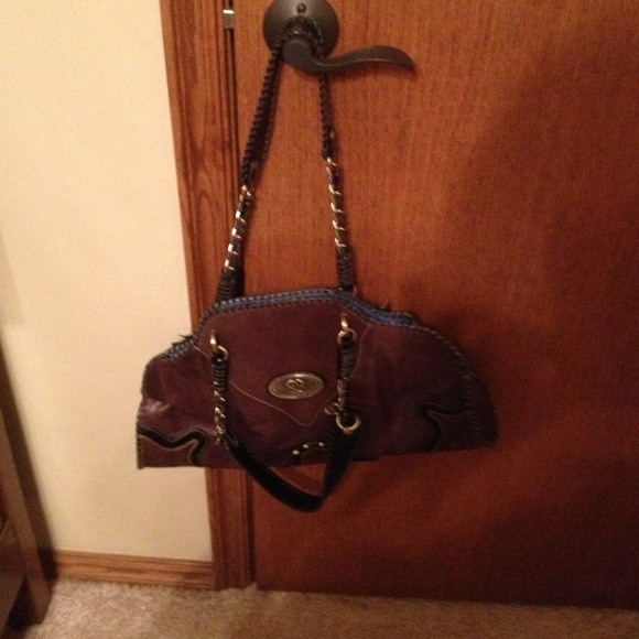 Sharif purse lots of room and very nice used once