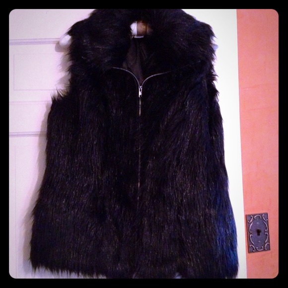 SOLD in bundle @sigdevera ❄ Black Faux Fur Vest ❄