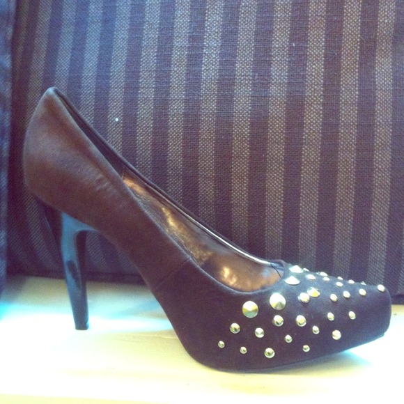 🚫SOLD🚫 NWOT Kathy Van Zeeland Brown Heels