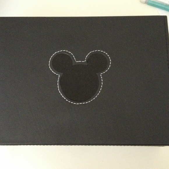 ⛔SOLD two tone quartz Minnie Mouse Watch⛔ - Picture 3 of 4