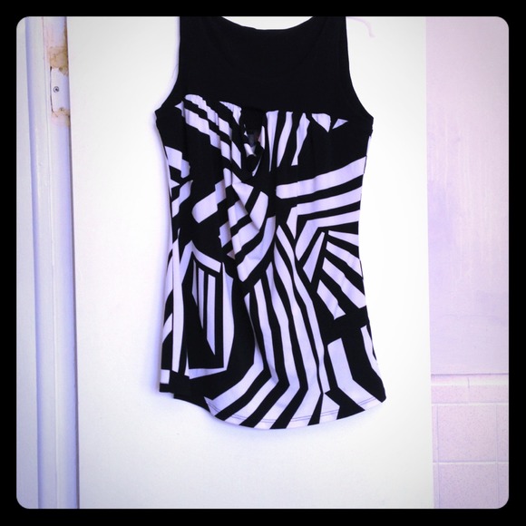 Sleeveless black and white top