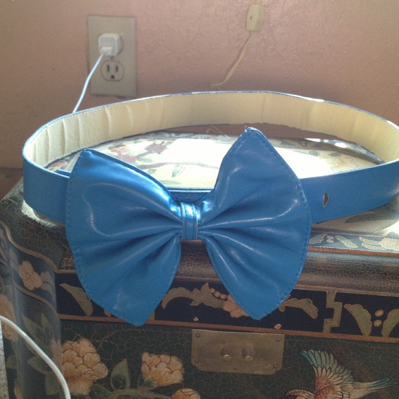 🎉Host pick🎉Bright blue pleather belt with bow - Picture 1 of 1