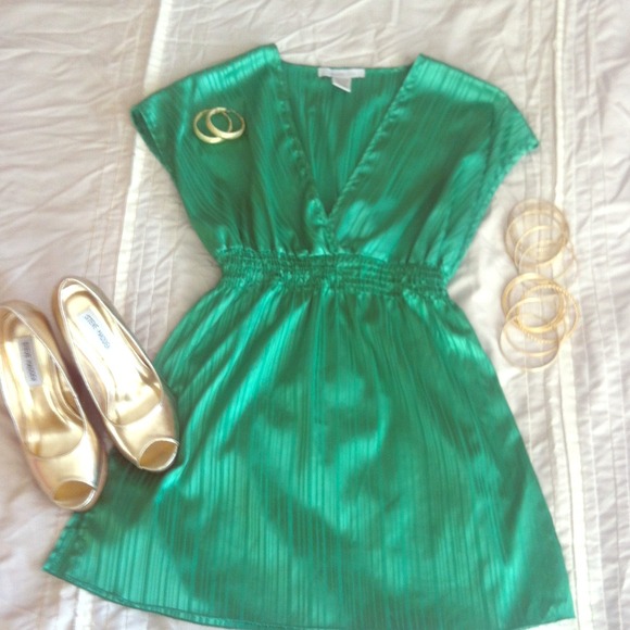 💛Sold💛Cute Green Satin Top🍀