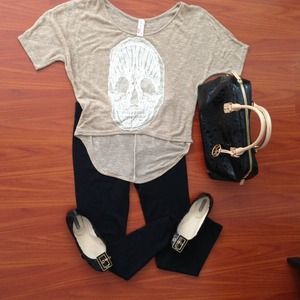 Loose beige top with a white skull embroider