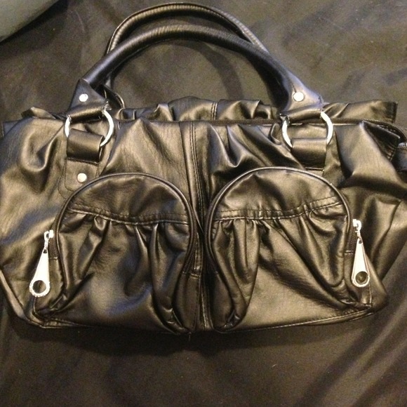 Black leather Daisy Fuentes purse