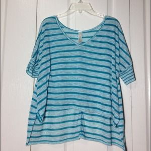 Turquoise/blue crop top