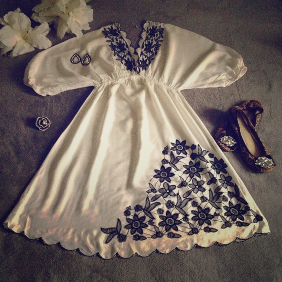 🚫BUNDLED🚫 White dress with black embroidery.