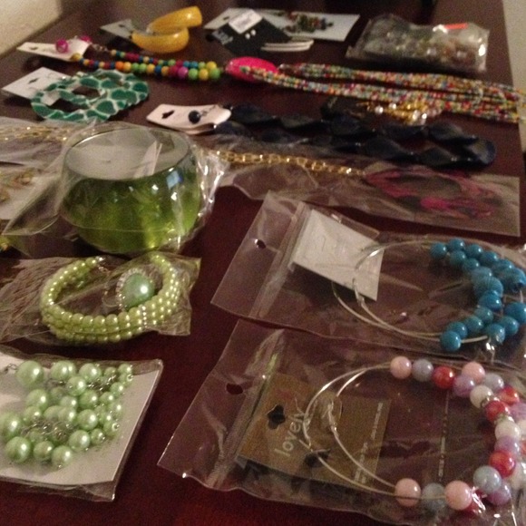 Lot of over 15 pieces of jewelry.
