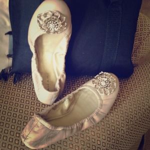 Tahari flats-Taupe sz 5.5. Worn 1x in my home.