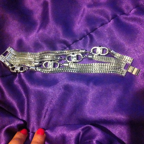 Super cute JLO bracelet with square clasp!