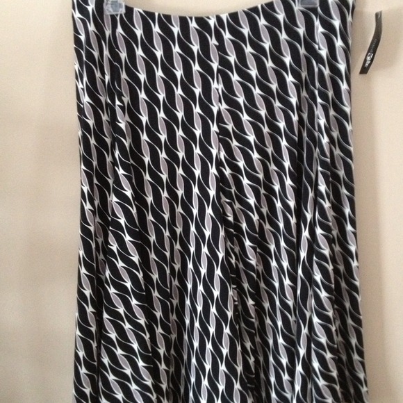 Cute flared black and white skirt - Picture 1 of 2
