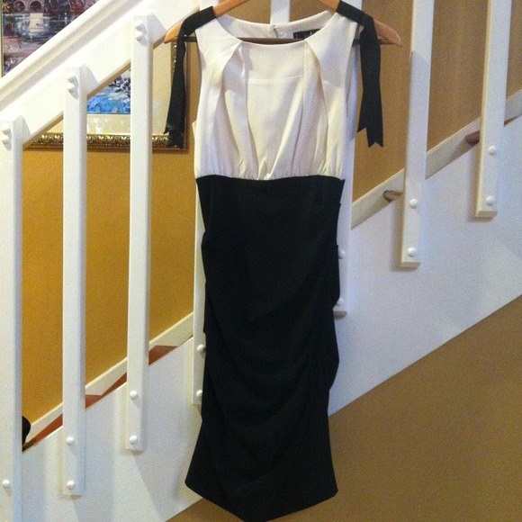 Nicole Miller Dresses & Skirts - Beautiful Nicole Miller dress. Size 2.