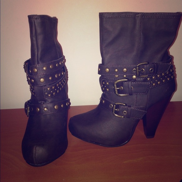 🔴🔴🔴 ON HOLD🔴🔴🔴booties with buckles