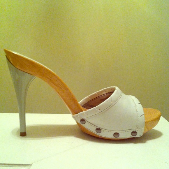 GUESS Perfect Heels! Very trendy and chic.