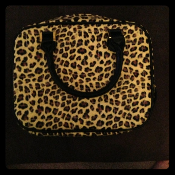 Anti-tarnish jewelry case