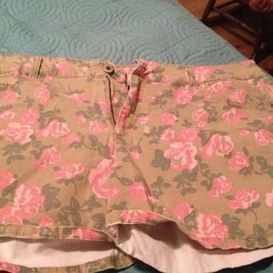 Floral print shorts!