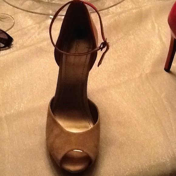 BCBG Peep toe Pumps .New - Picture 4 of 4
