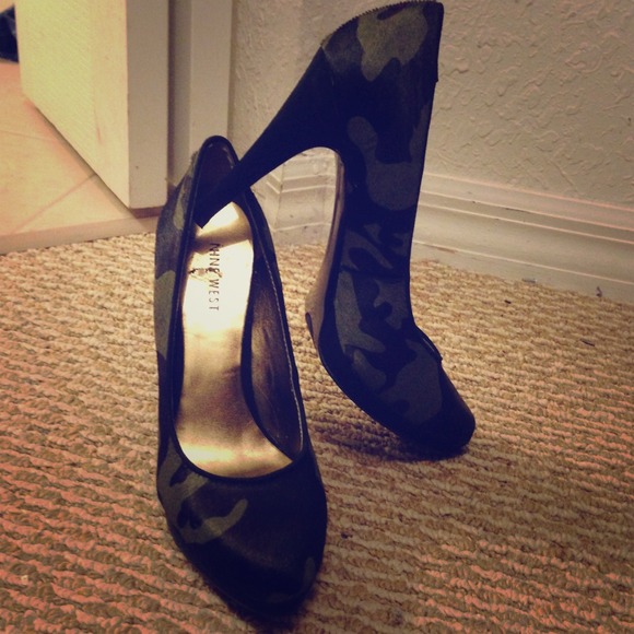 ⬇REDUCED ⬇Nine West Camouflage Leather Heels