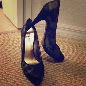 ⬇REDUCED ⬇Nine West Camouflage Leather Heels