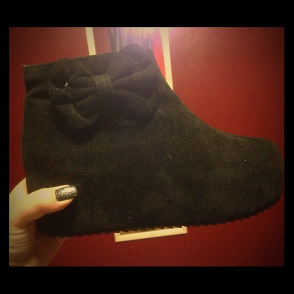 *HOLD* Black hidden platform suede boots