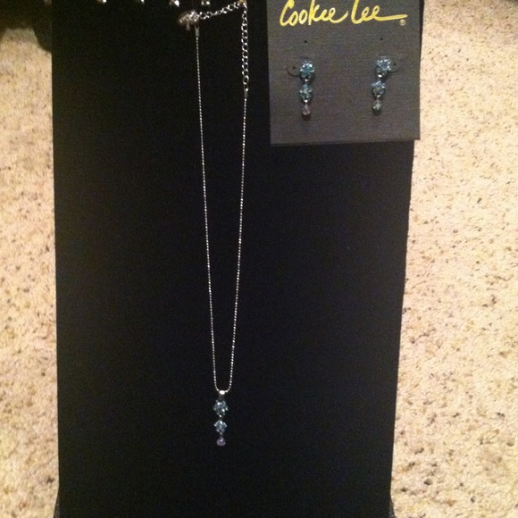 Matching Necklace & earring set !